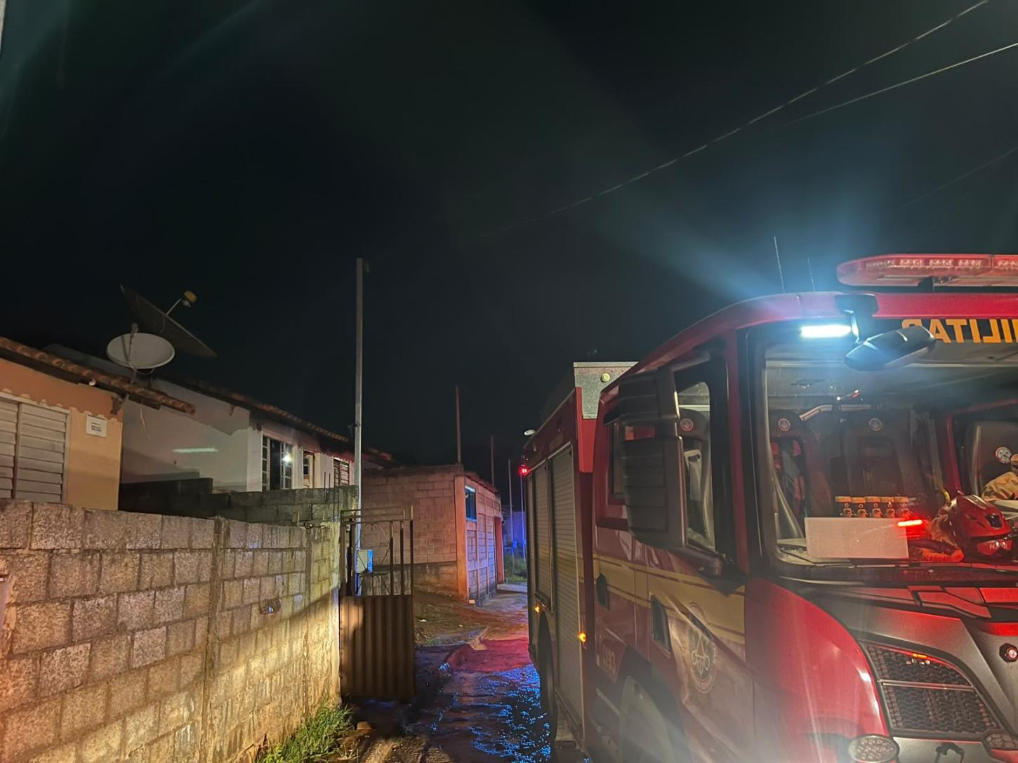 Fogo devasta casa na Zona da Mata e deixa suspeitas de crime